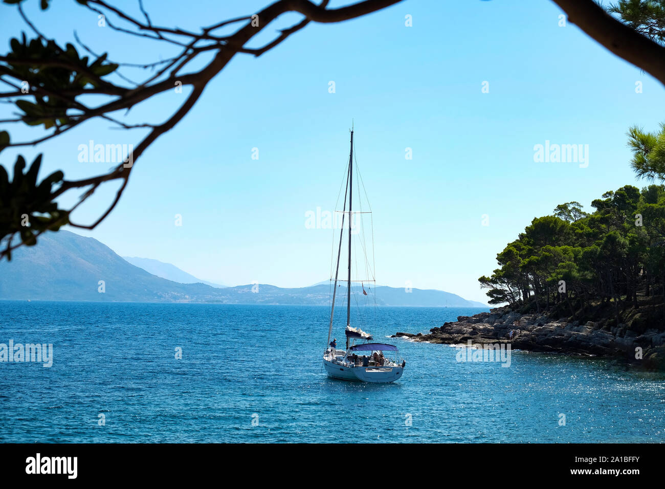 Un yate privado amarrado en una pequeña cala en la isla de Lokrum. La isla Lokrum está situada en el mar Adriático, no muy lejos de Dubrovnik, Croacia Foto de stock