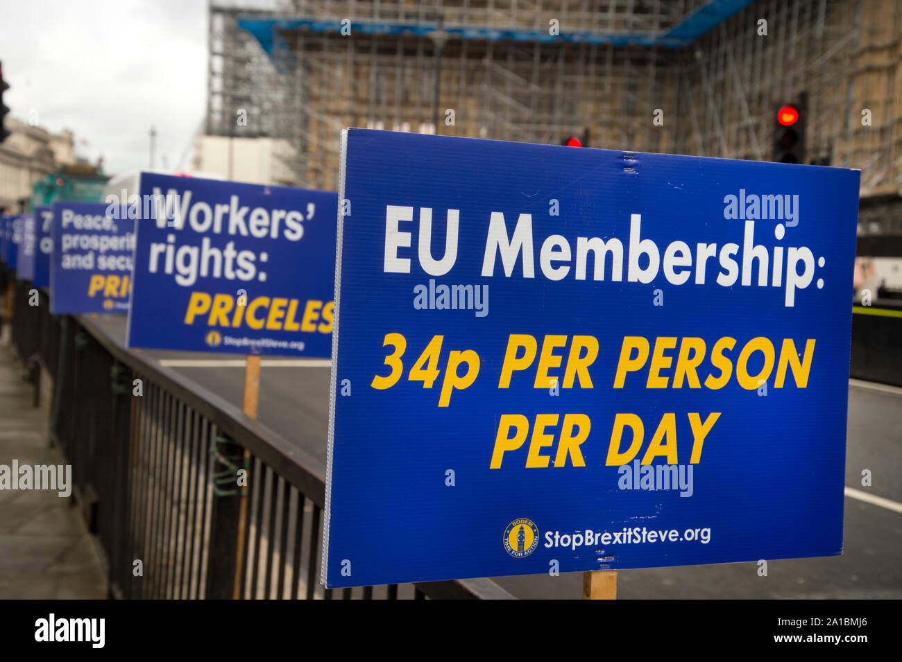 El Parlamento devuelve el 25 de septiembre de 2019. Una serie de signos deletrear los beneficios de la UE, incluyendo los derechos de los trabajadores Foto de stock