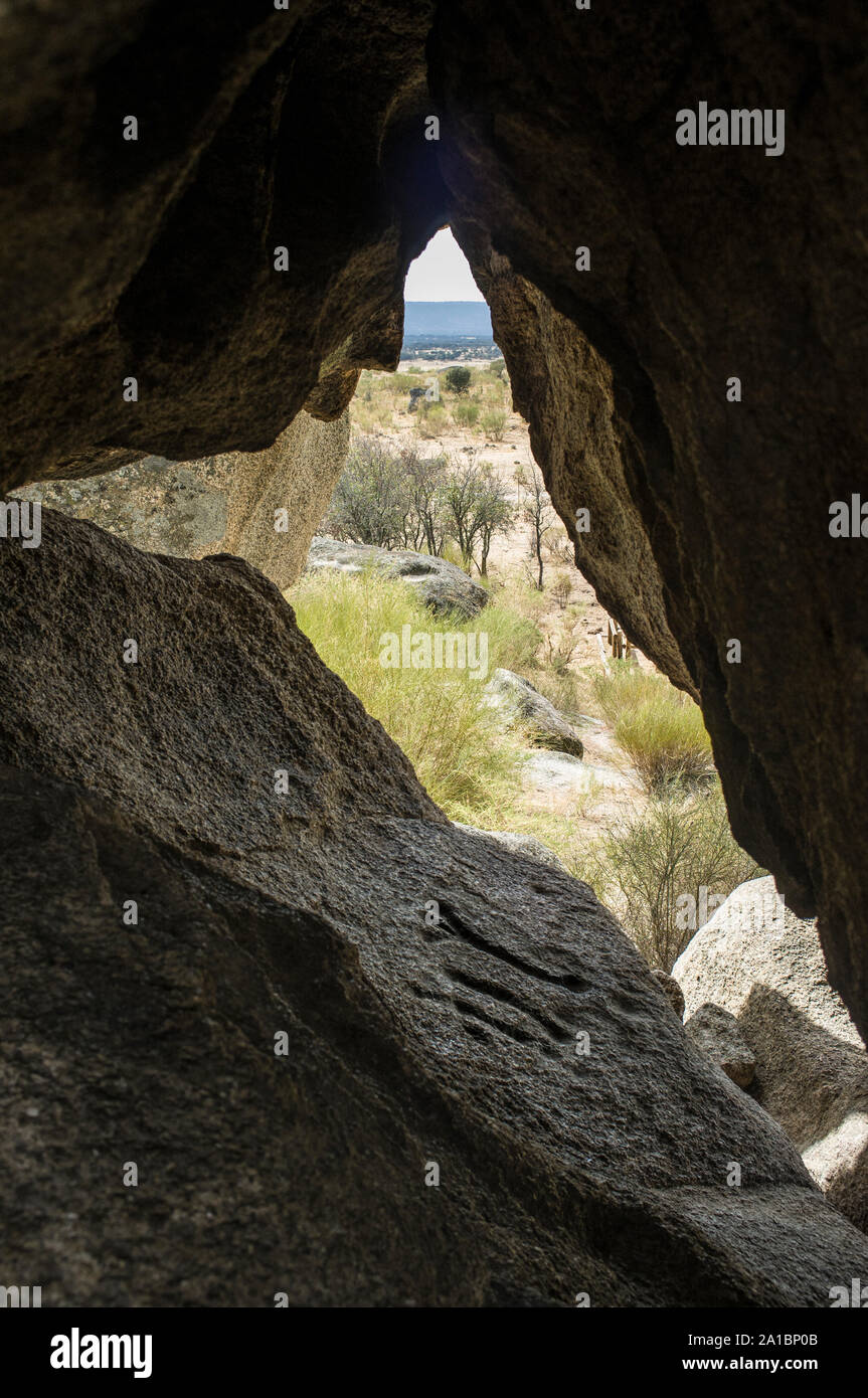 Antropomorfos grabados en rocas graníticas del Monumento Natural de Los Barruecos, Extremadura, España Foto de stock