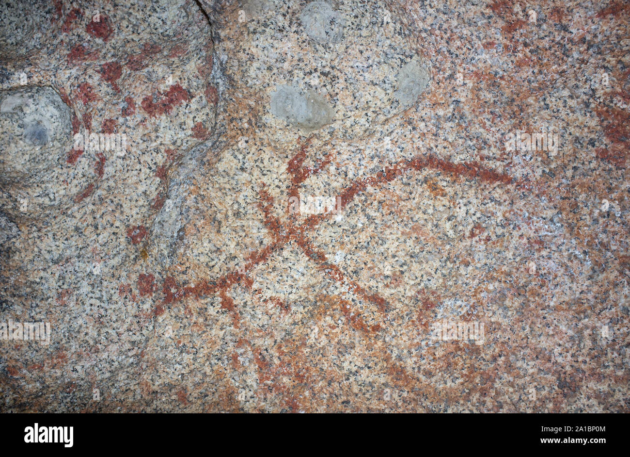 Esquema prehistórico pinturas dentro de bloques de granito en el Monumento Natural de Los Barruecos, Extremadura, España. Rama con forma de pintura que retrata a un ho Foto de stock