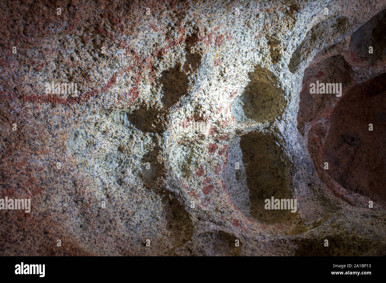 Esquema prehistórico pinturas dentro de bloques de granito en el Monumento Natural de Los Barruecos, Extremadura, España. En forma de rama y salpicada de pinturas Foto de stock