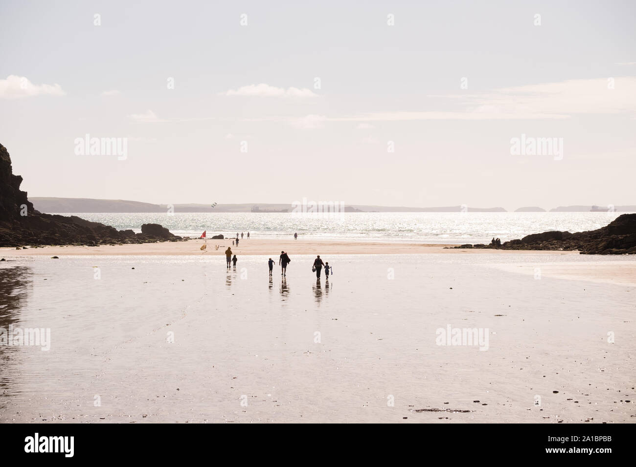 Vacaciones de verano en el REINO UNIDO: la gente en la playa de arena de Nolton refugio en la costa de St Bride's Bay, el Parque Nacional de Pembrokeshire, al sur de Gales Occidental UK Foto de stock