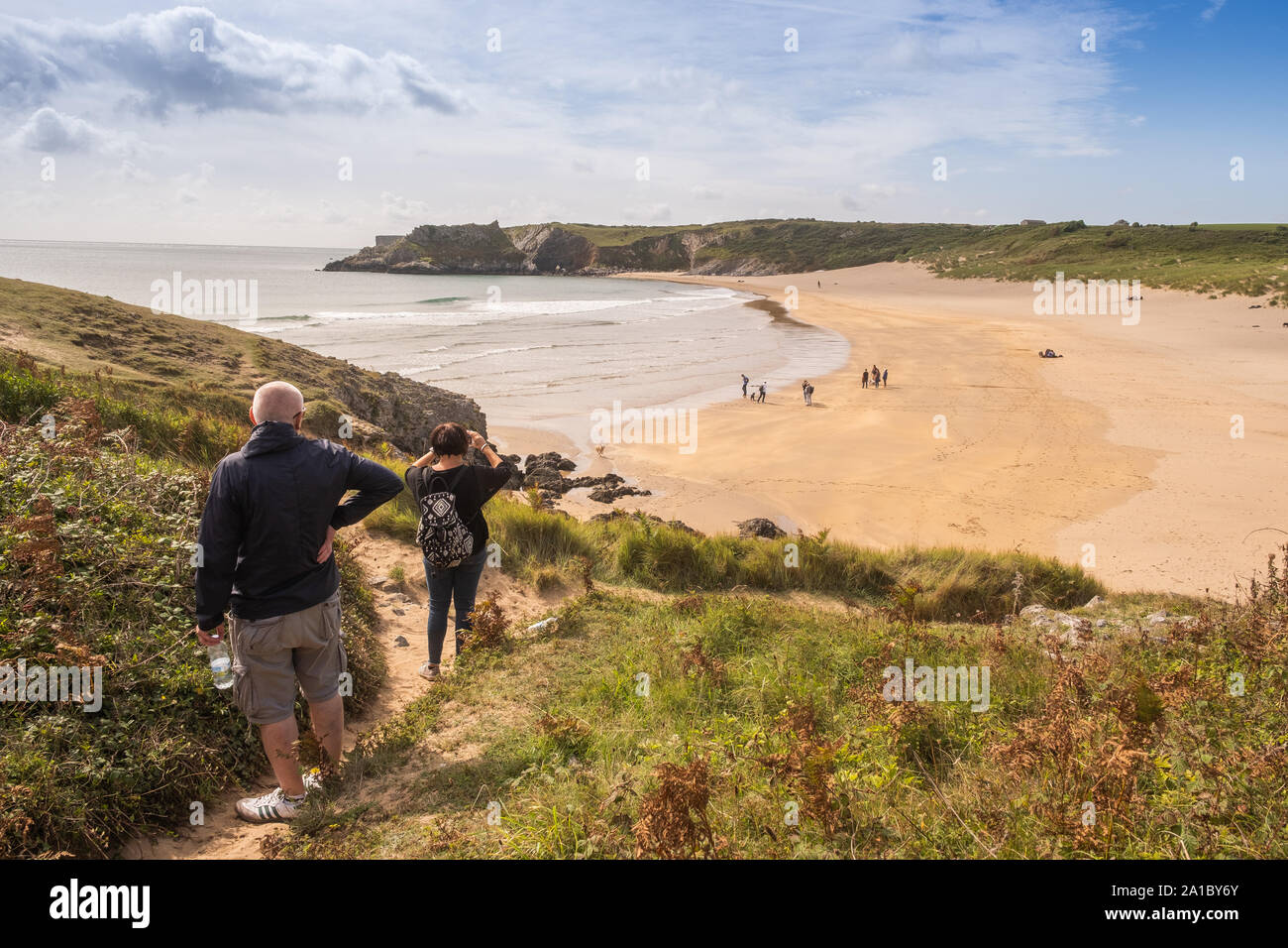 Viajes y Turismo : gente disfrutando de una tarde de finales de verano en la playa de arena dorada en Broadhaven South Beach y la costa de Pembrokeshire, , al suroeste de Gales UK Foto de stock