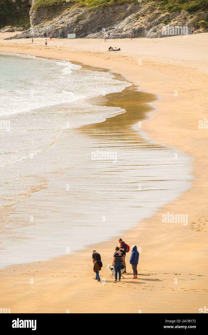 Viajes y Turismo : gente disfrutando de una tarde de finales de verano en la playa de arena dorada en Broadhaven South Beach y la costa de Pembrokeshire, , al suroeste de Gales UK Foto de stock