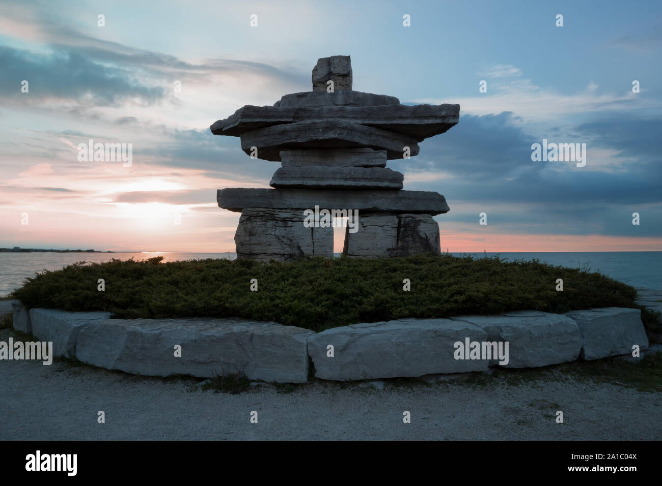 Canada Ontario Sunset en Sunset Point en CollingwoodI, Nushuk Stone Landmark, estábamos aquí, Foto de stock