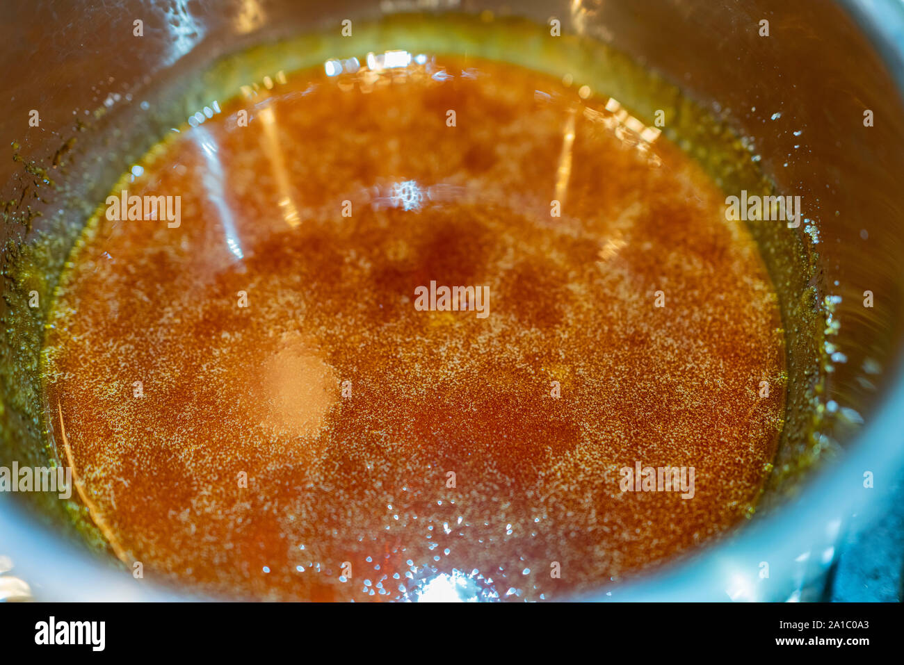 Primer plano de calentar el azúcar en una sartén para hacer caramelo en Las  Vegas, Nevada Fotografía de stock - Alamy