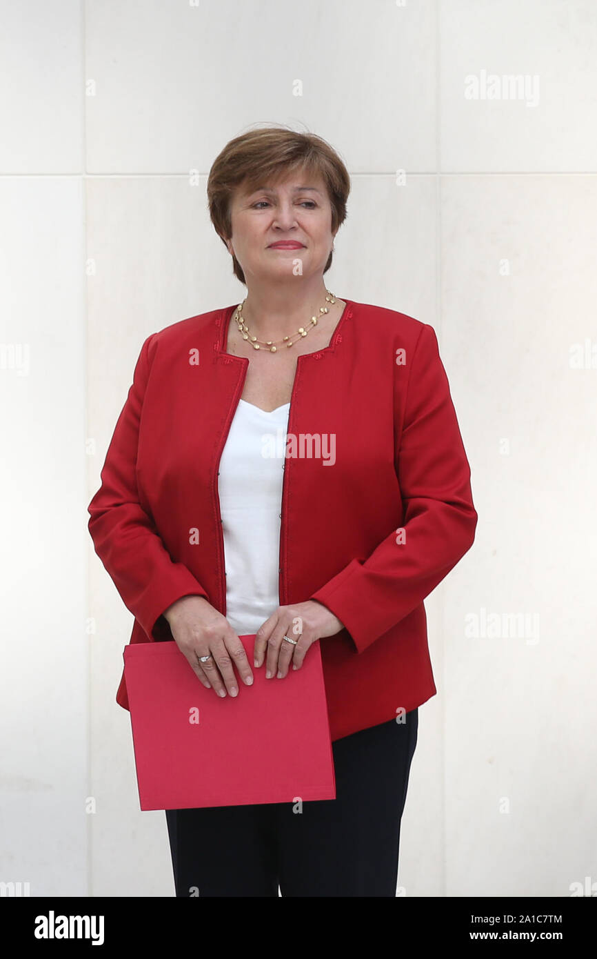 Washington, Estados Unidos. 25 Sep, 2019. Kristalina Georgieva asiste a una conferencia de prensa en el Fondo Monetario Internacional (FMI) en Washington, DC, Estados Unidos, del 25 de septiembre, 2019. El Directorio Ejecutivo del Fondo Monetario Internacional (FMI) aprobó el miércoles la candidatura de Bulgaria, Kristalina Georgieva, directora ejecutiva del Banco Mundial, el director gerente del FMI, durante un plazo de cinco años a partir del 1 de octubre. Crédito: Hu Yousong/Xinhua/Alamy Live News Foto de stock