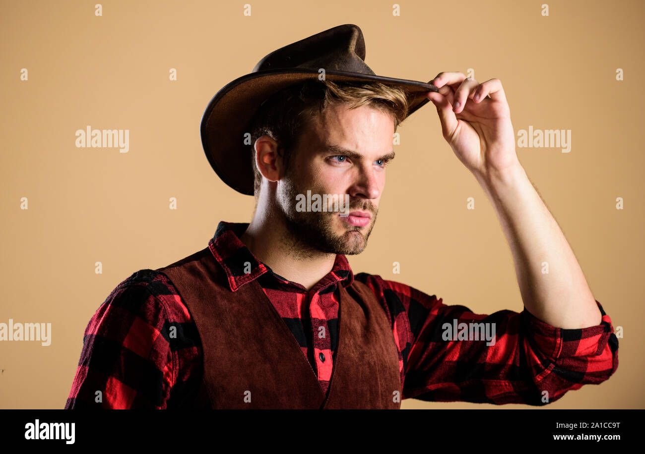 Tengo mi ojo en usted. El hombre de camisa a cuadros en rancho. cowboy en  lado del país. Western. Hombre de estilo vintage. Wild West retro vaquero.  vaqueros retrato. wild west rodeo.