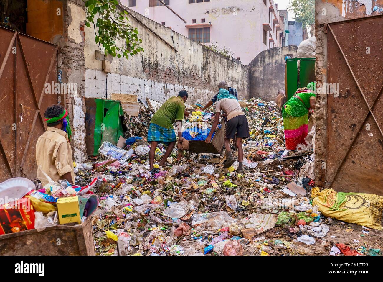 La basura está siendo objeto de dumping y se almacenan en un lote vacante a la ciudad de Varanasi, en India, que plantea problemas de gestión de residuos y la salud pública. Foto de stock