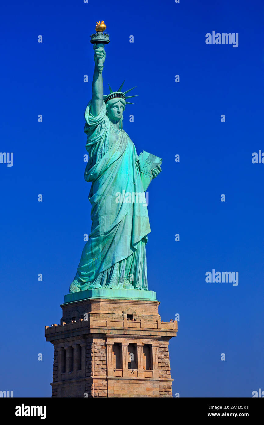 La estatua de la libertad con el cielo azul en el fondo, la ciudad de Nueva York, EE.UU. Foto de stock