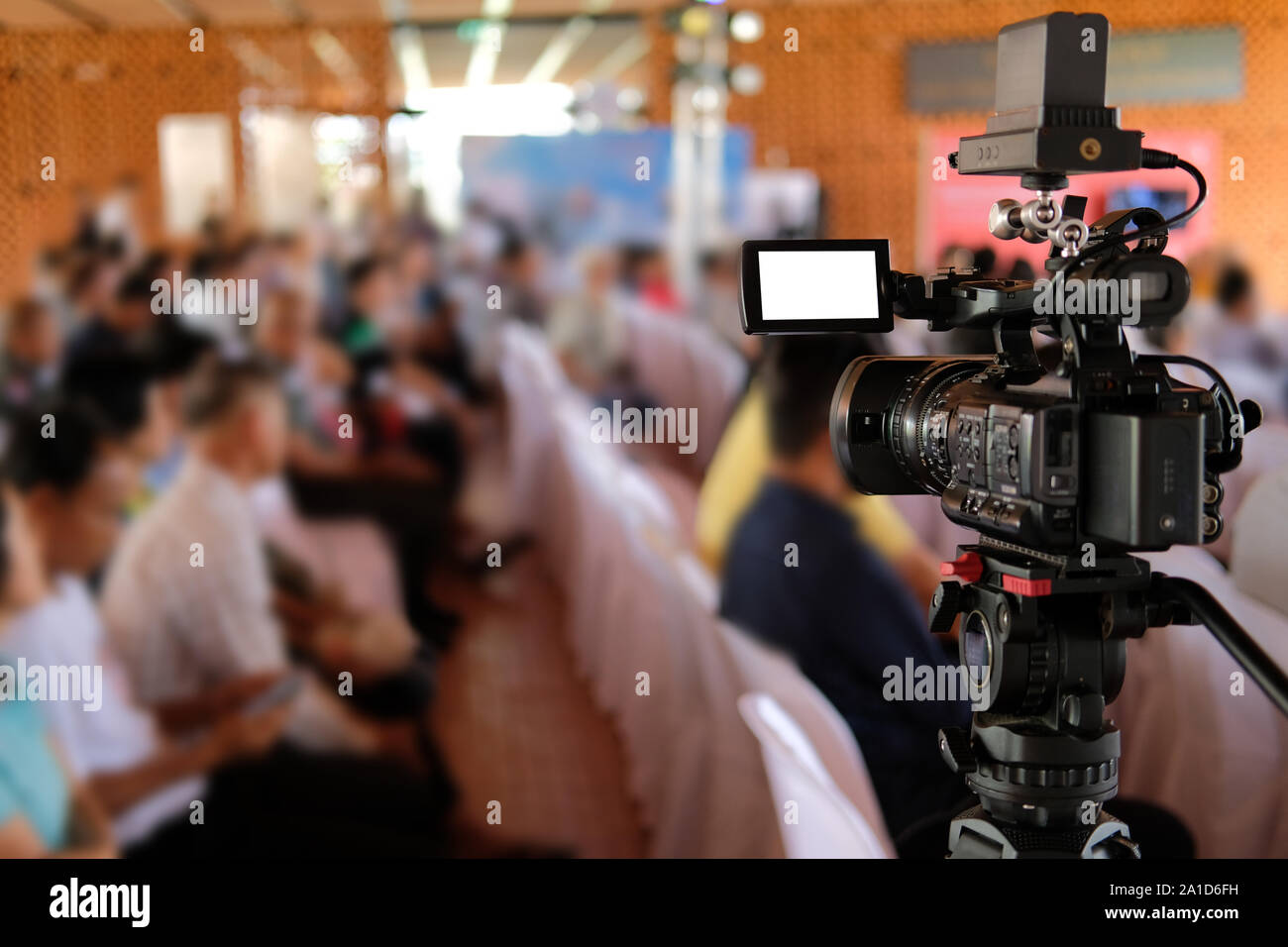 Cámara de vídeo profesional para la grabación de programas deportivos. La  cámara tiene un micrófono grande Fotografía de stock - Alamy