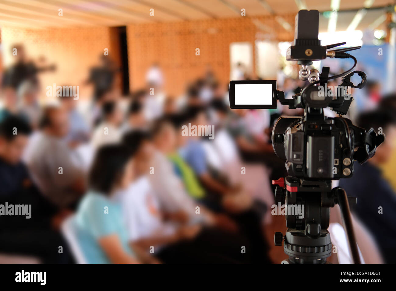 La producción vídeo profesional de grabación de cámara del evento en vivo en el escenario. televisión difusión en los de comunicación social Seminario Conferencia Fotografía de stock -