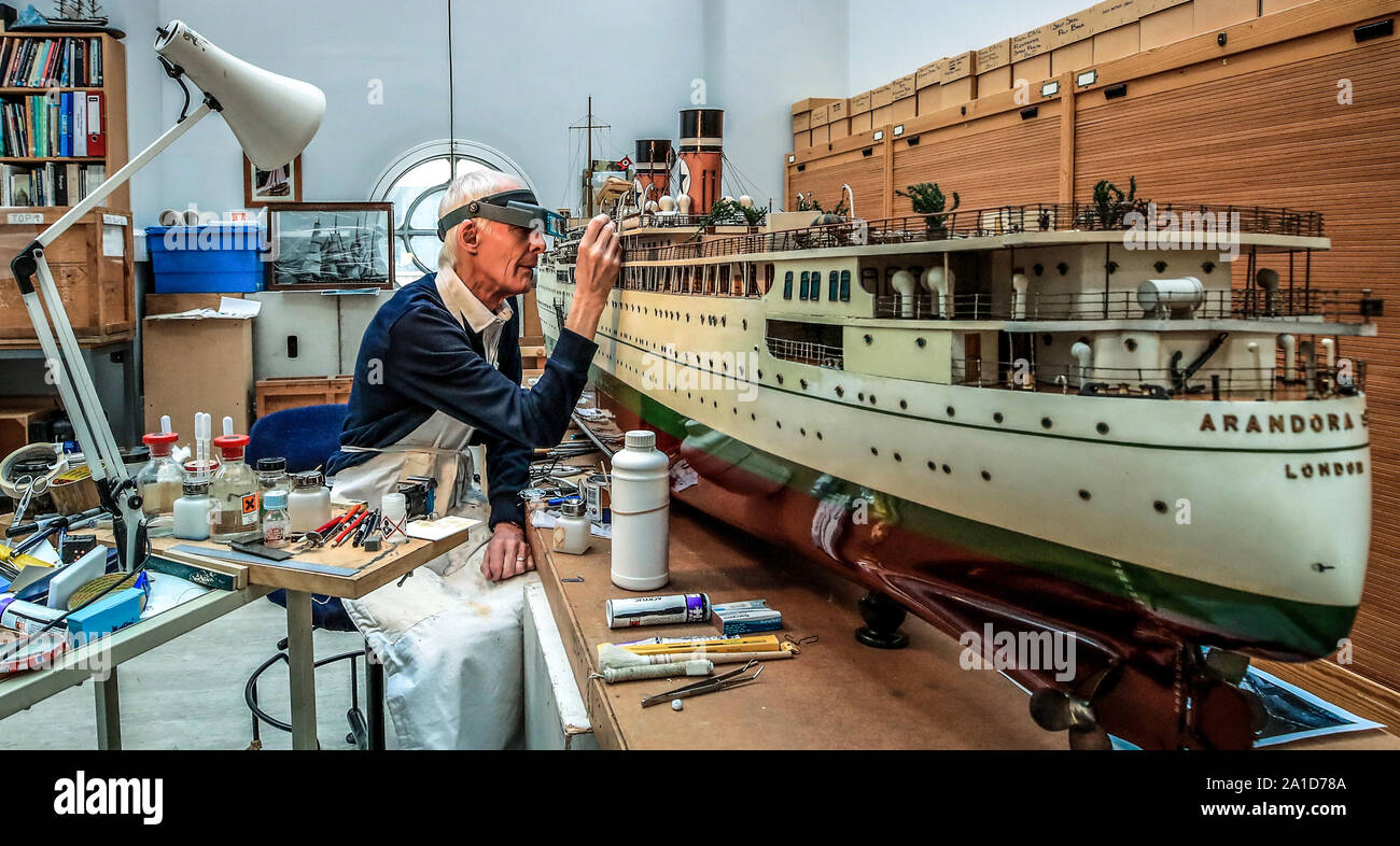 David Parsons, modelos conservador en los museos nacionales de Liverpool,  trabaja en un modelo 1929 de la Arandora Star crucero que está siendo  restaurada. Una vez finalizado se mostrará en Merseyside Maritime