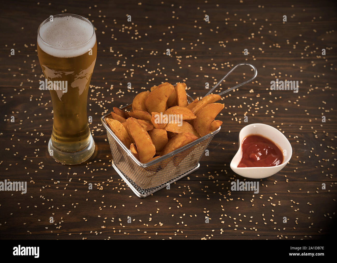 Cerveza con patatoes cuñas y ketchup. Foto de stock