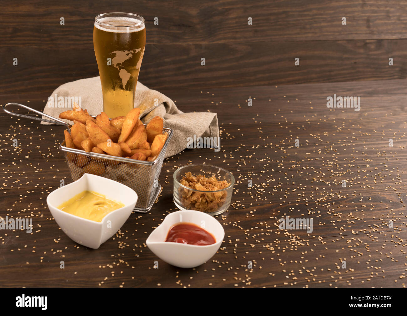 Cuñas de papas servido con cerveza Foto de stock
