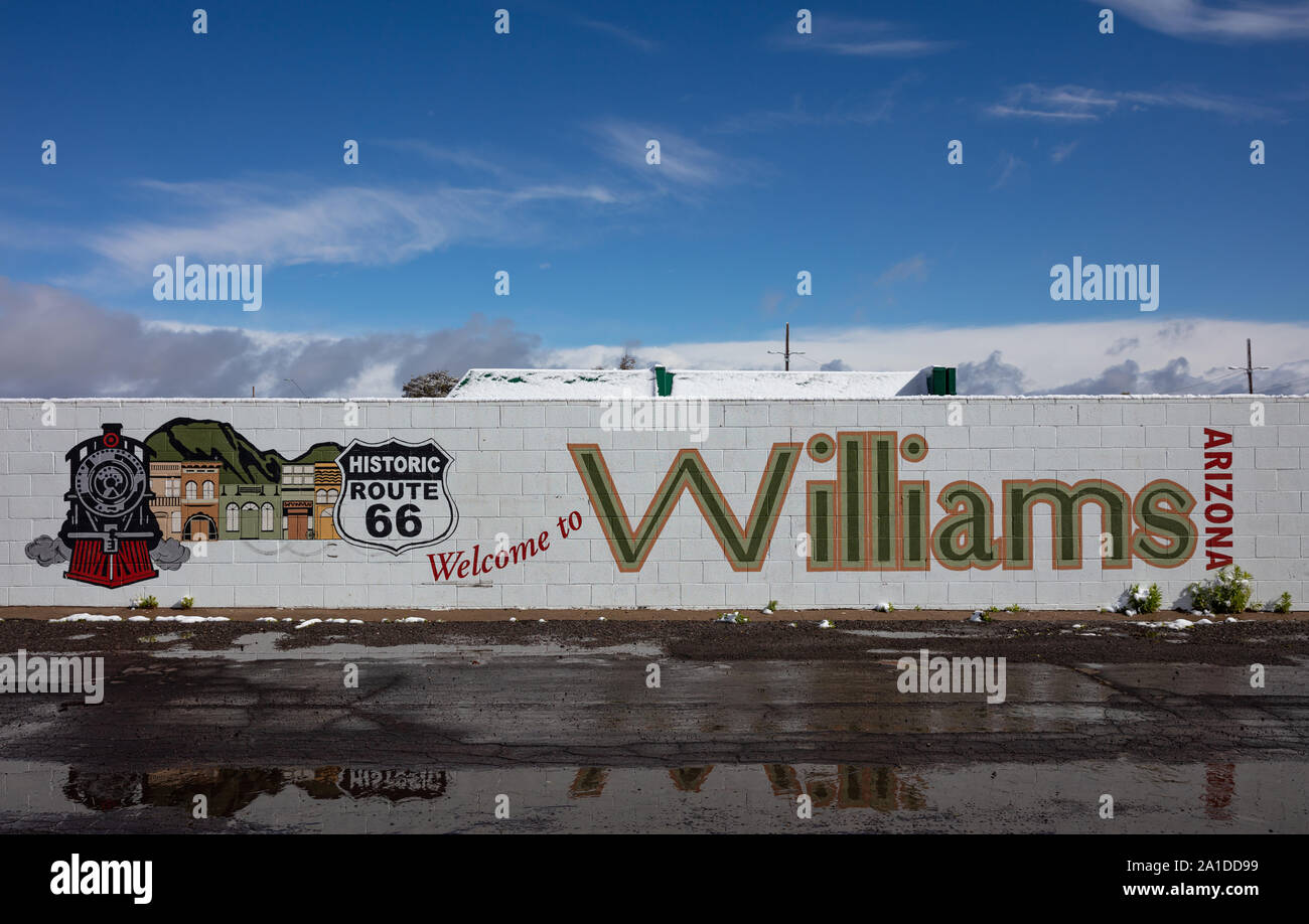 Williams, Arizona, EE.UU. El 23 de mayo de 2019. Wecome a Williams, Arizona, la histórica ruta 66. Cartel de bienvenida pintado sobre una pared blanca. Reflexiones sobre el agua de lluvia, sn Foto de stock