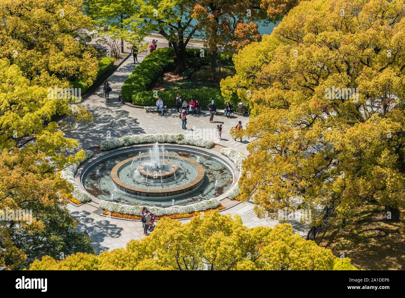 Fuente en un parque desde arriba, a vista de pájaro, Hiroshima, Japón Foto de stock