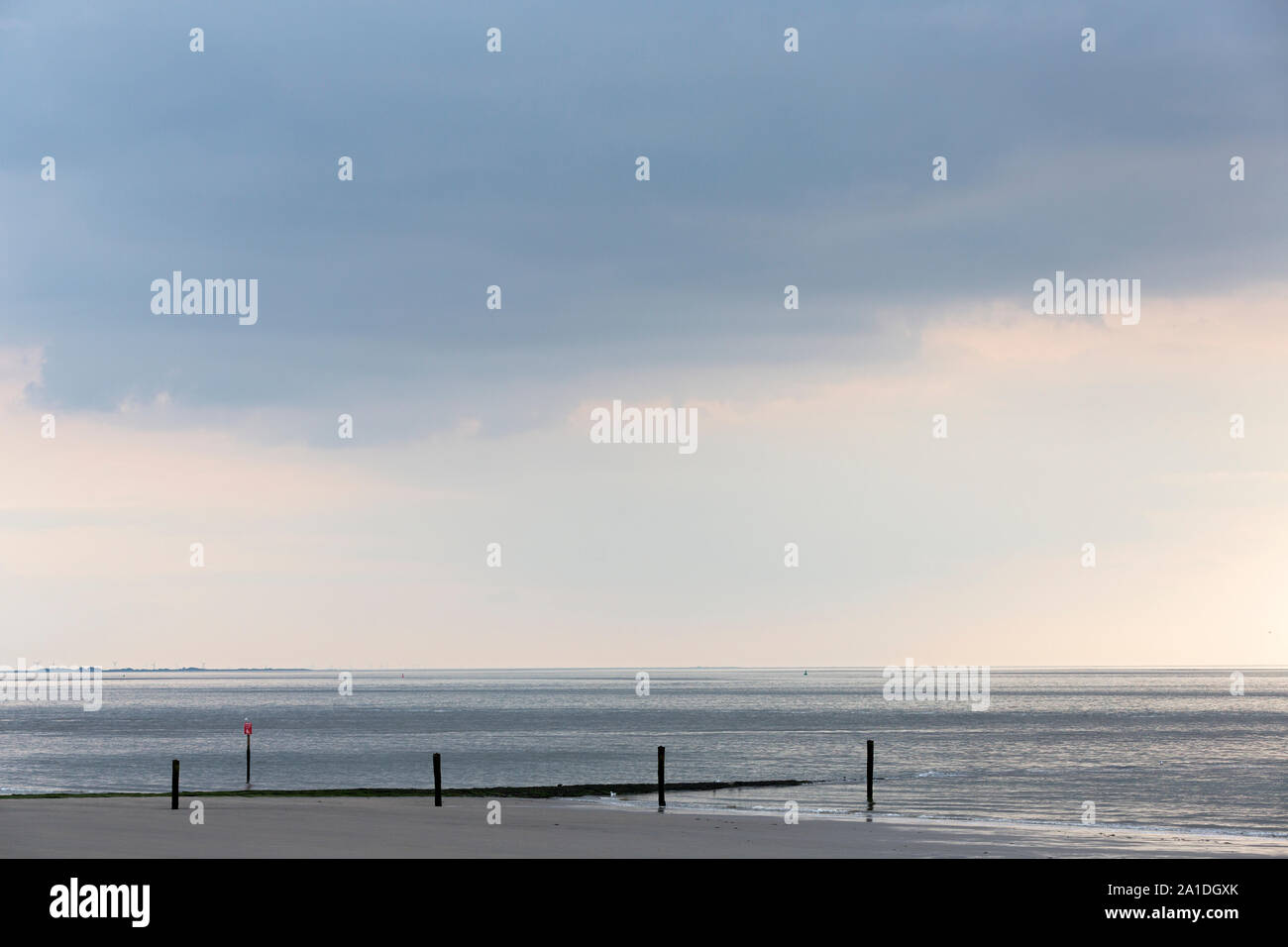 Norderney, Weststrand, Strand, Buhne, Holzpfähle, Meer, Himmel, bewölkt, Sonnenlicht Foto de stock