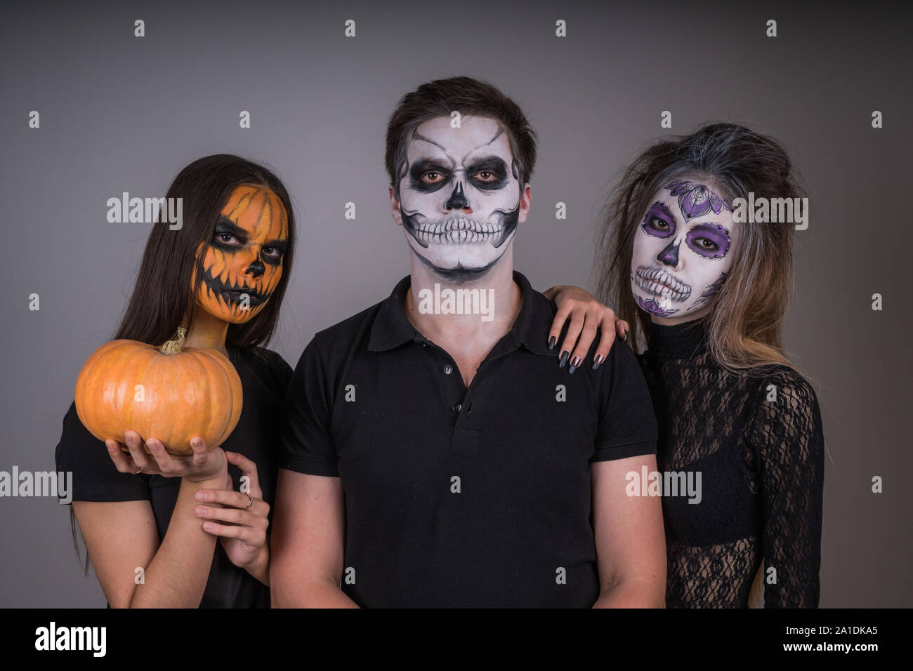 Un grupo de amigos en el vestuario y maquillaje de miedo están preparándose  para una fiesta de Halloween Fotografía de stock - Alamy