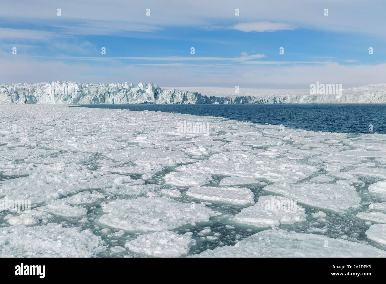 Bahía Palanderbukta, patrón de hielo, tierra, Nordaustlandet Gustav Adolf, el archipiélago de Svalbard, Noruega Foto de stock