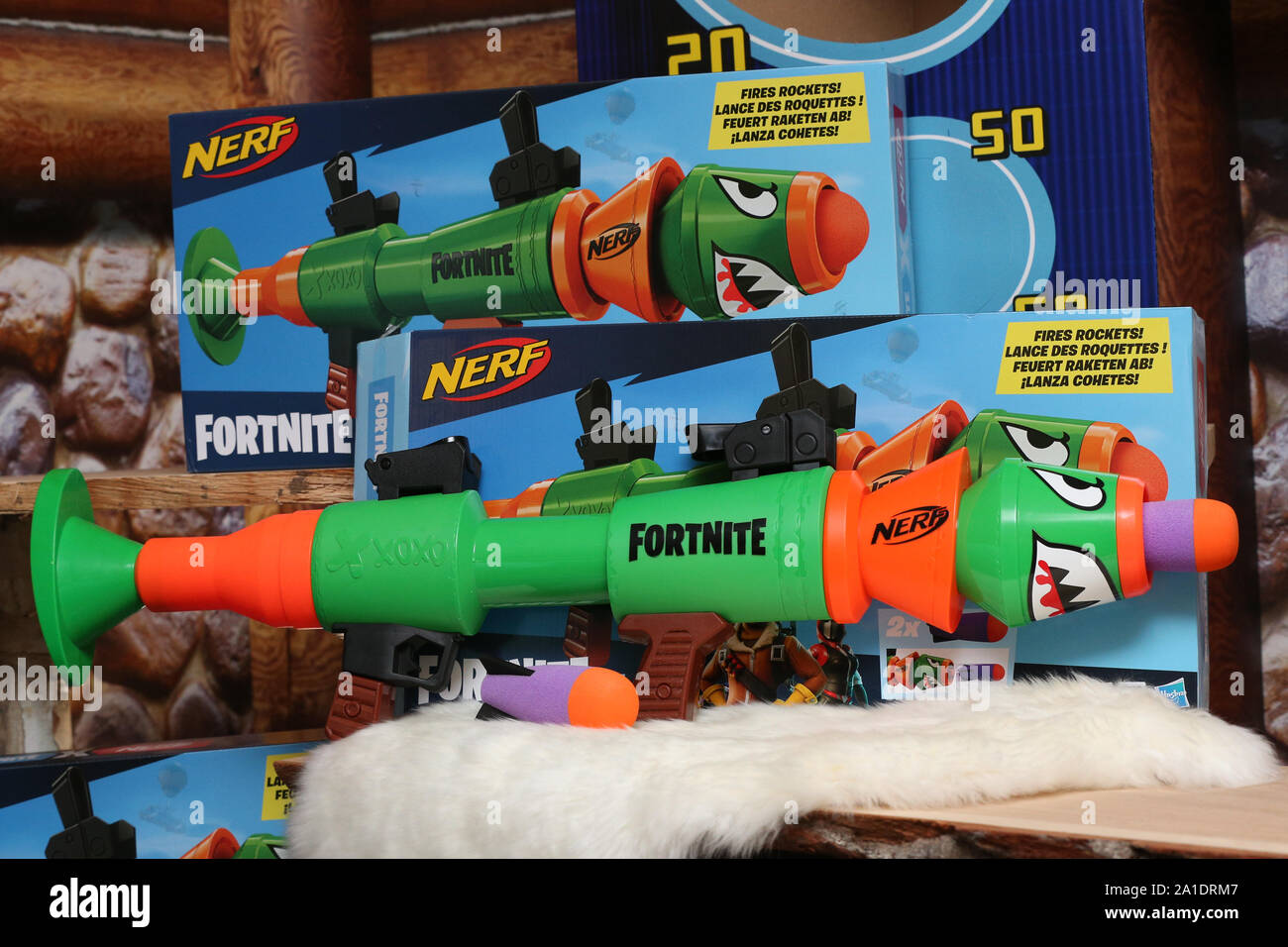 El nuevo NERF Fortnite IRL Blaster basada en la utilizada en el popular  juego de video, en la pantalla durante la Navidad en el escaparate de  juguetes Hamleys Hamleys, Regent Street, Londres