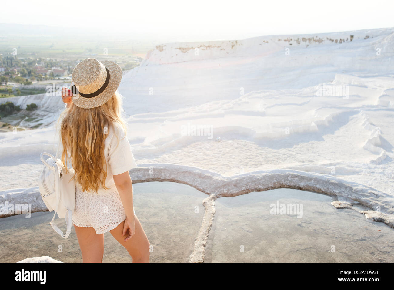 Mujer joven disfrutando de las vistas del travertino Pamukkale en Turquía Foto de stock