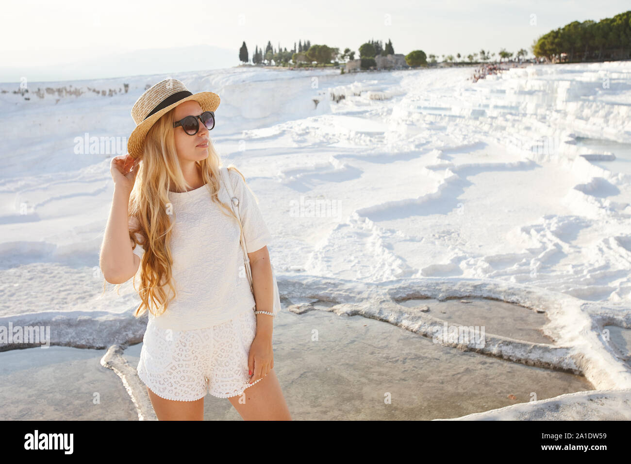 Mujer joven disfrutando de las vistas del travertino Pamukkale en Turquía Foto de stock
