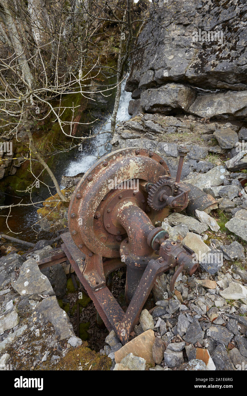 Abandonados restos de una bomba de agua y la chatarra, cerca de las antiguas minas de plomo en Oxclose Road, Ivy Scar, entre Woodhall y Carperby, Yorkshire Dales Na Foto de stock