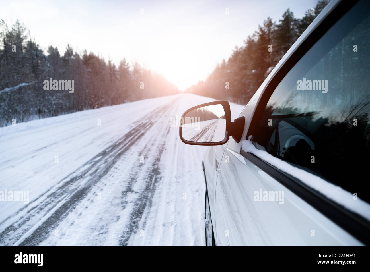 El camino de invierno se refleja en el coche de retrovisor Foto de stock