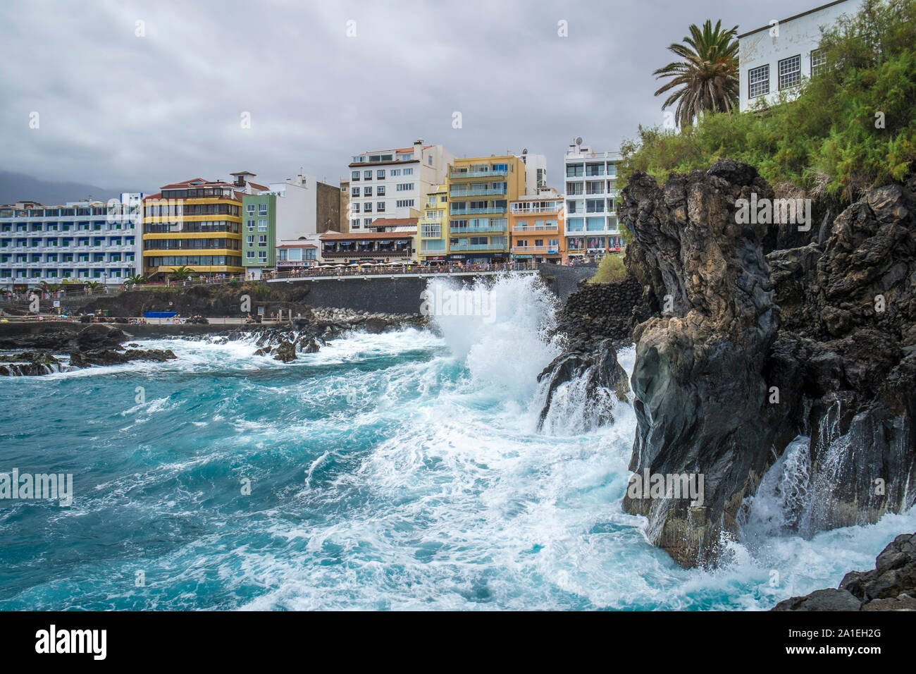 Brechende Wellen und Gischt an der Promenade bei Puerto de la Cruz,  Teneriffa Fotografía de stock - Alamy
