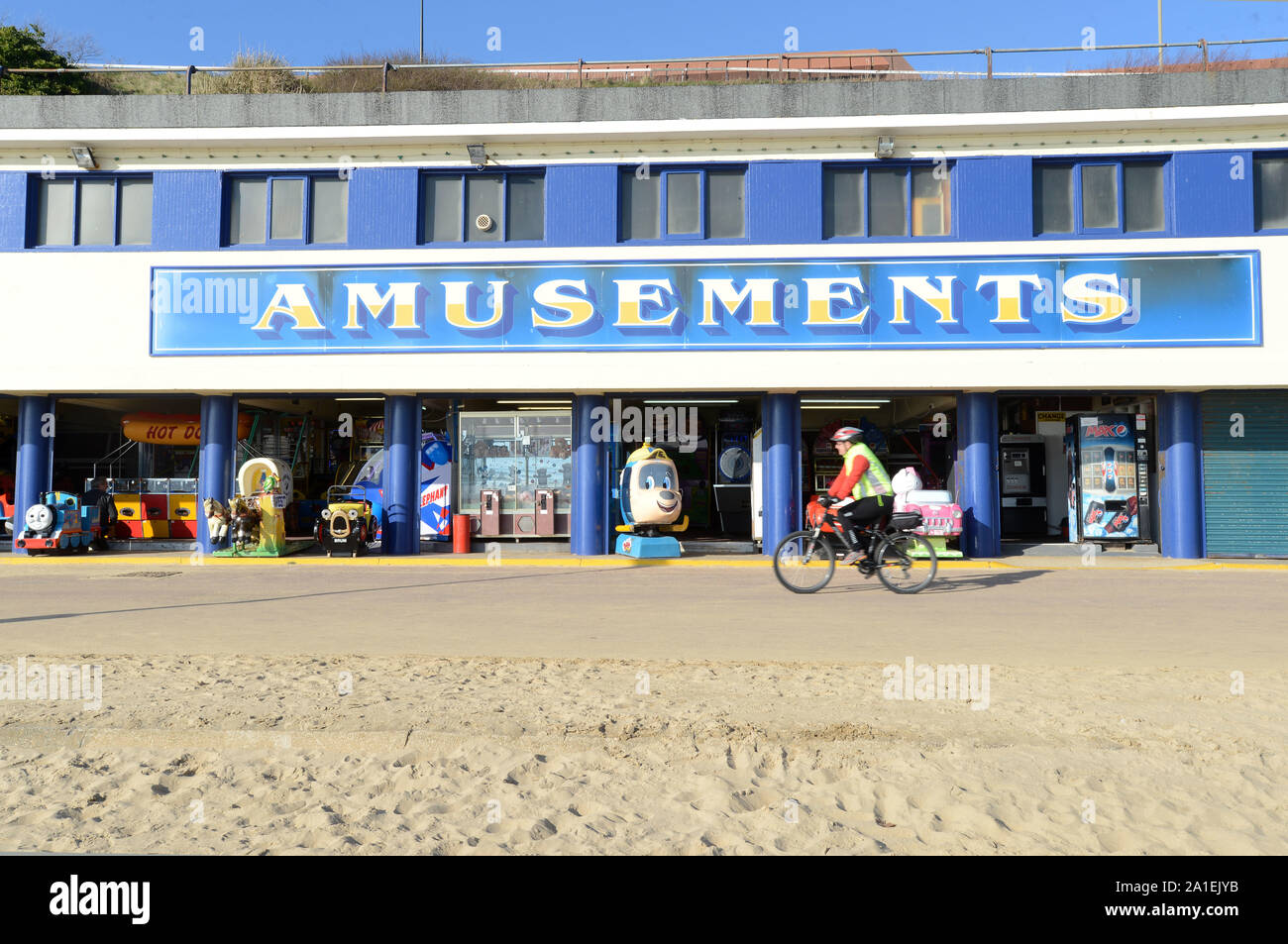 Bournemouth, Reino Unido, 2019. La galería de diversiones frente a la playa en Bournemouth que podría ser reemplazada por el primer hotel frente a la playa de la ciudad si Bournemouth, Christchurch y Poole (BCP) Consejo dar permiso. Costa Sur del Reino Unido. Crédito John Beasley/Alamy Foto de stock