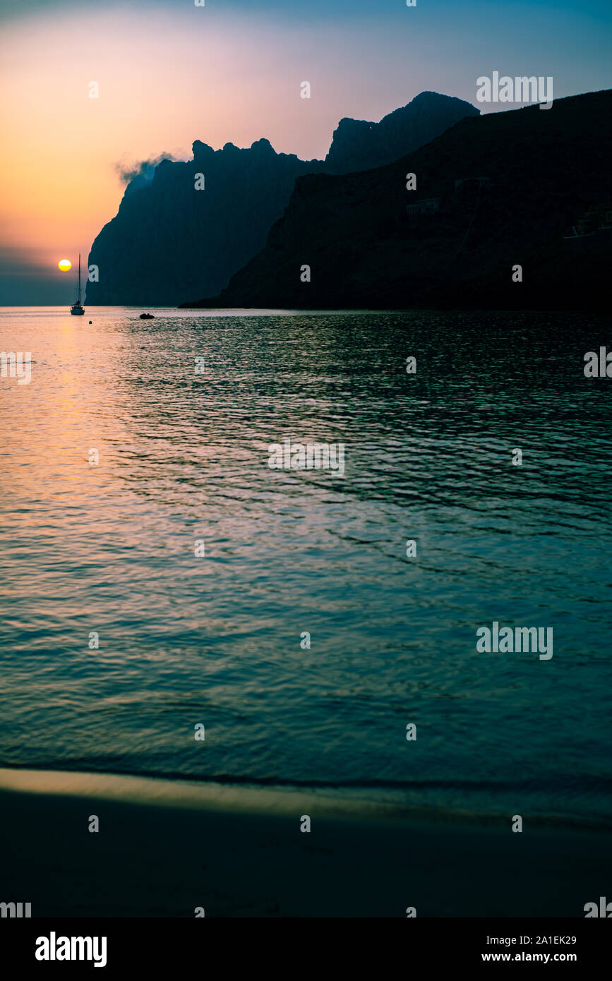 El Tropical Island Beach con escarpados acantilados y mar tranquilo, al amanecer. Foto de stock