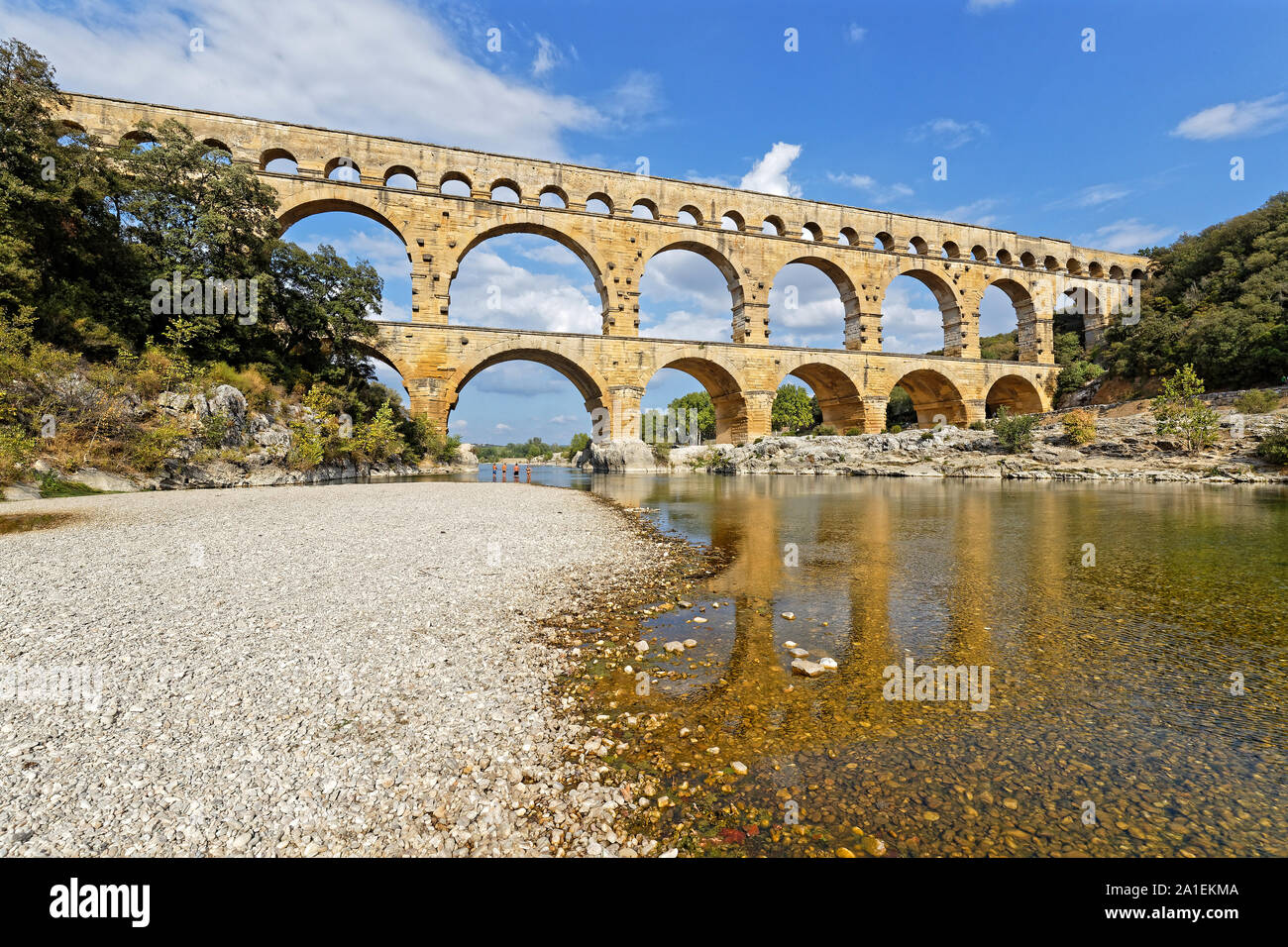 En Remoulins, Francia, 20 de septiembre de 2019 : El Pont du Gard, el mayor puente acueducto romano, y una de las más preservadas, fue construido en la primera centu Foto de stock