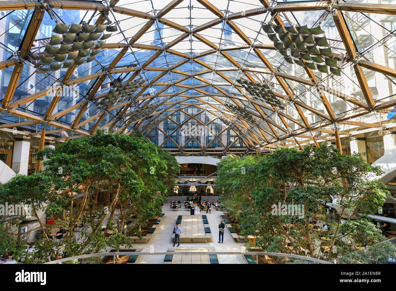 Vista desde el interior, el patio y la estructura de cristal del techo Portcullis House por Hopkins Architects, parte de la finca parlamentario en Westminster, Londres. Foto de stock