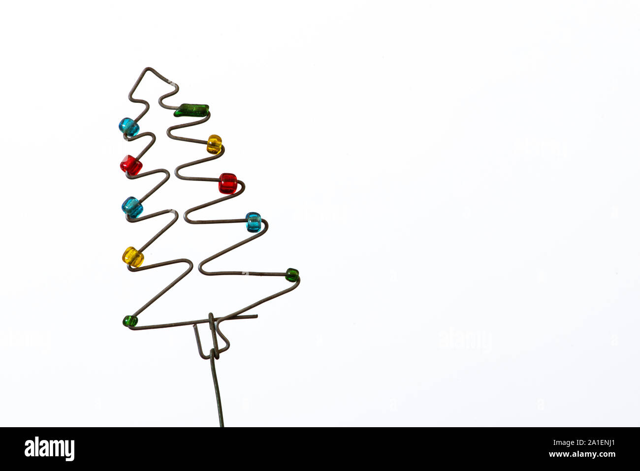 Un árbol de Navidad sencillo pero icónicas creadas fuera de alambre y  abalorios Fotografía de stock - Alamy