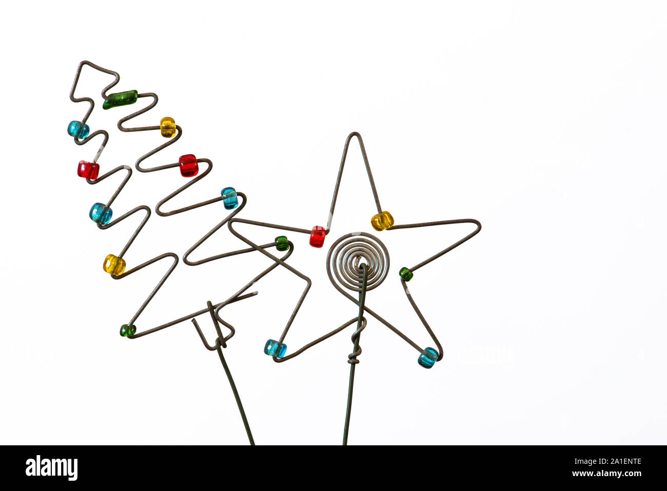 Un árbol de Navidad sencillo pero icónicas y star creado fuera de alambre y abalorios. Foto de stock