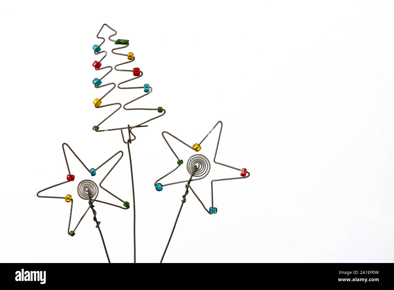 Un árbol de Navidad sencillo pero icónicas y dos estrellas creado fuera de  alambre y abalorios Fotografía de stock - Alamy