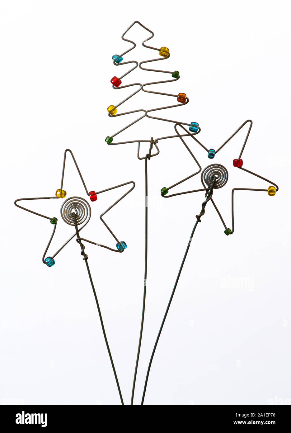 Un árbol de Navidad sencillo pero icónicas y dos estrellas creado fuera de  alambre y abalorios Fotografía de stock - Alamy