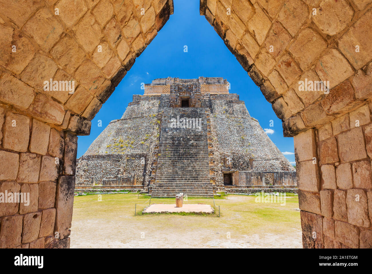 Uxmal, México. Pirámide del Mago en la antigua ciudad maya. Foto de stock