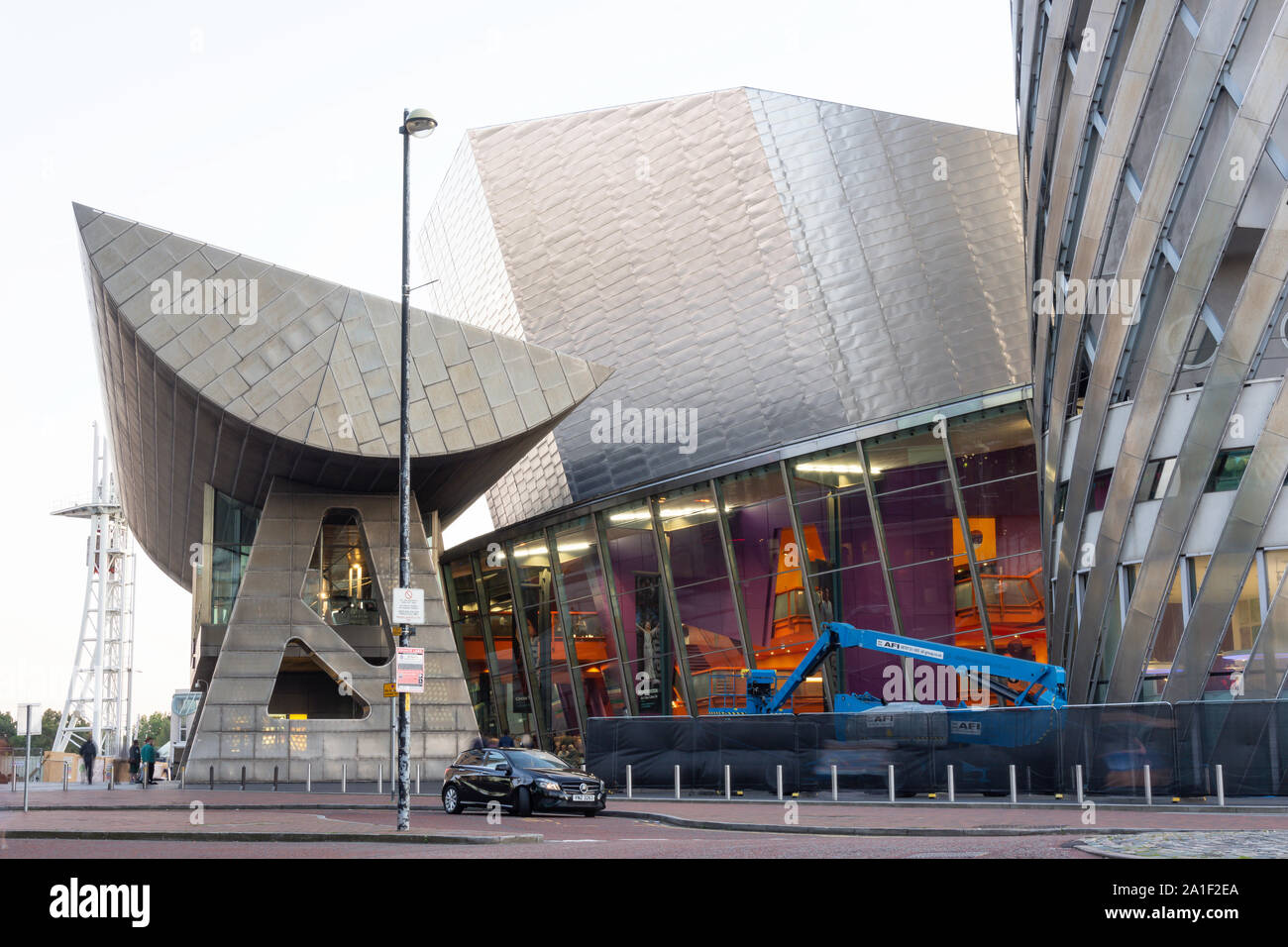 El teatro Lowry compleja al anochecer, Salford Quays, Salford, Greater Manchester, Inglaterra, Reino Unido Foto de stock