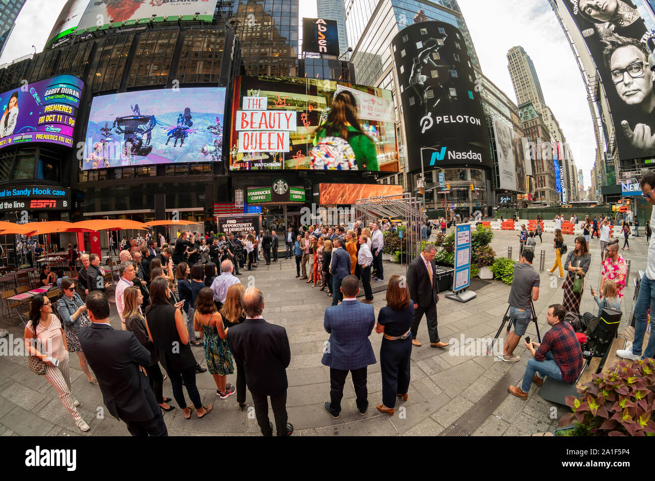 Ejecutivos posar para fotos fuera de la bolsa de valores de Nasdaq en Times  Square en Nueva York el jueves, 26 de septiembre de 2019 celebra la oferta  pública inicial de la