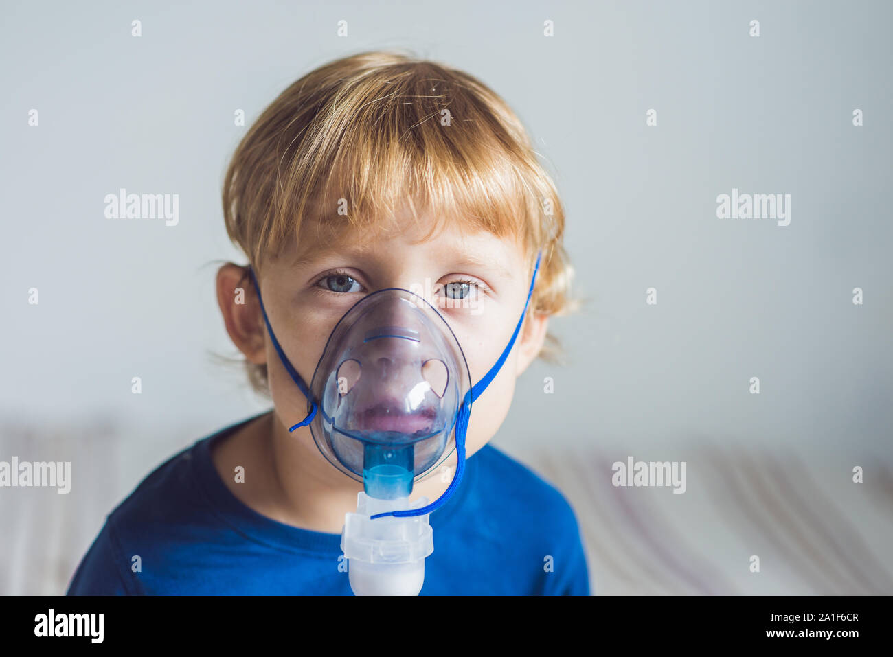 El Bebé Infantil Recibe Un Tratamiento Del Nebulizador a Través De La  Máscara Facial Foto de archivo - Imagen de esputo, interior: 78588614