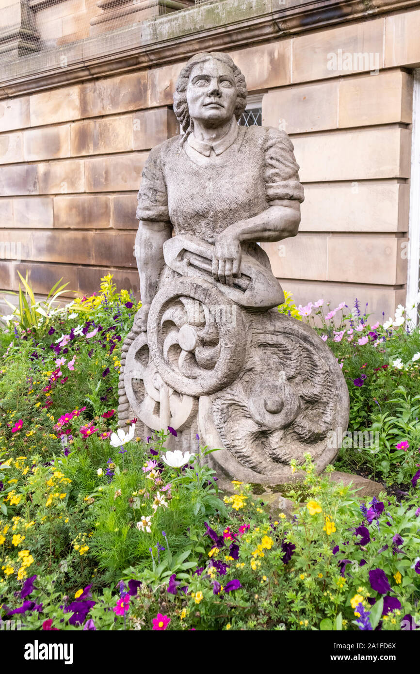 Una escultura de una mujer tejedora por Melanie Wilks (celebrando la ciudad del pasado industrial) fuera del Ayuntamiento en Morley, Leeds, West Yorkshire, Reino Unido Foto de stock