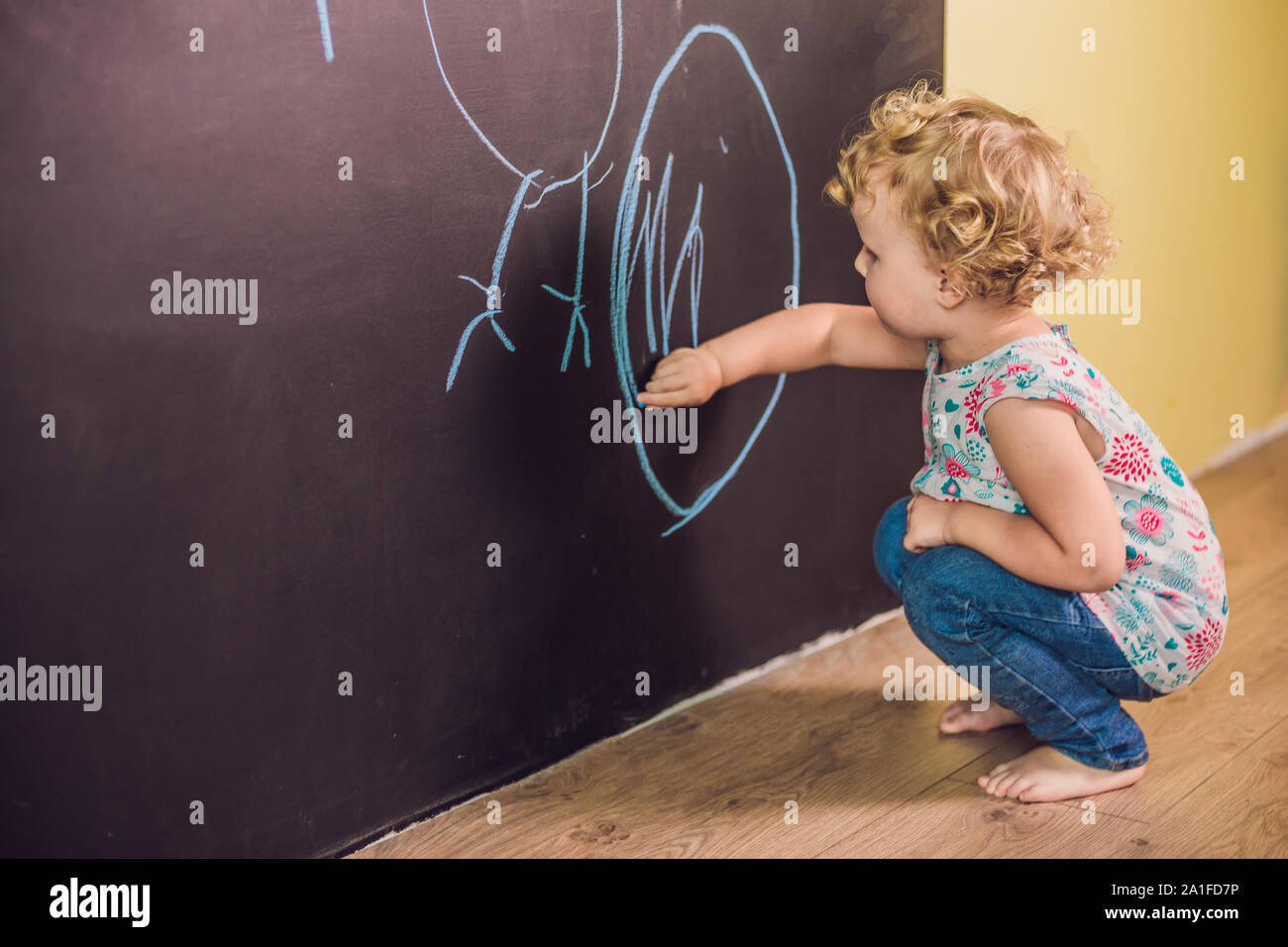Niña Niño pintar con tiza en una pizarra Fotografía de stock - Alamy
