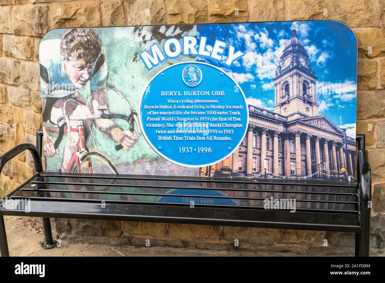 Un banco para conmemorar el famoso ciclista Beryl Burton en Morely, Leeds, West Yorkshire, Reino Unido Foto de stock
