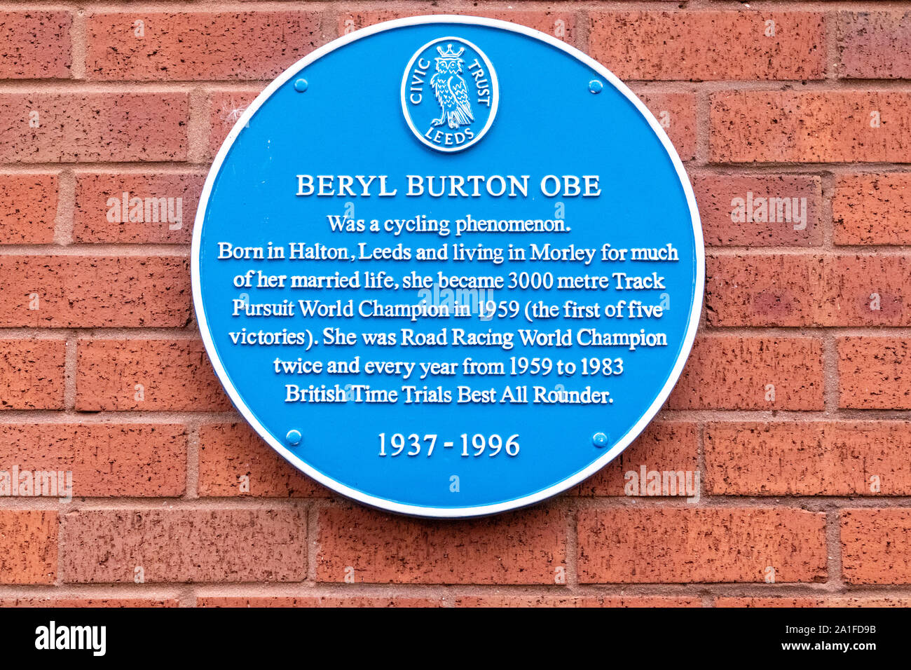 Una placa azul para conmemorar el famoso ciclista Beryl Burton en Morley, Leeds, West Yorkshire, Reino Unido Foto de stock