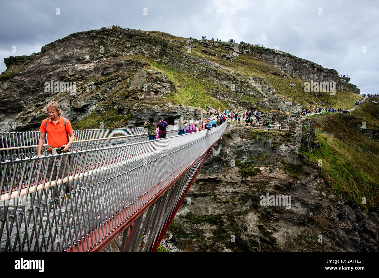 Nueva pasarela re-conectar ambas mitades de Tintagel Castle, Cornwall Foto de stock