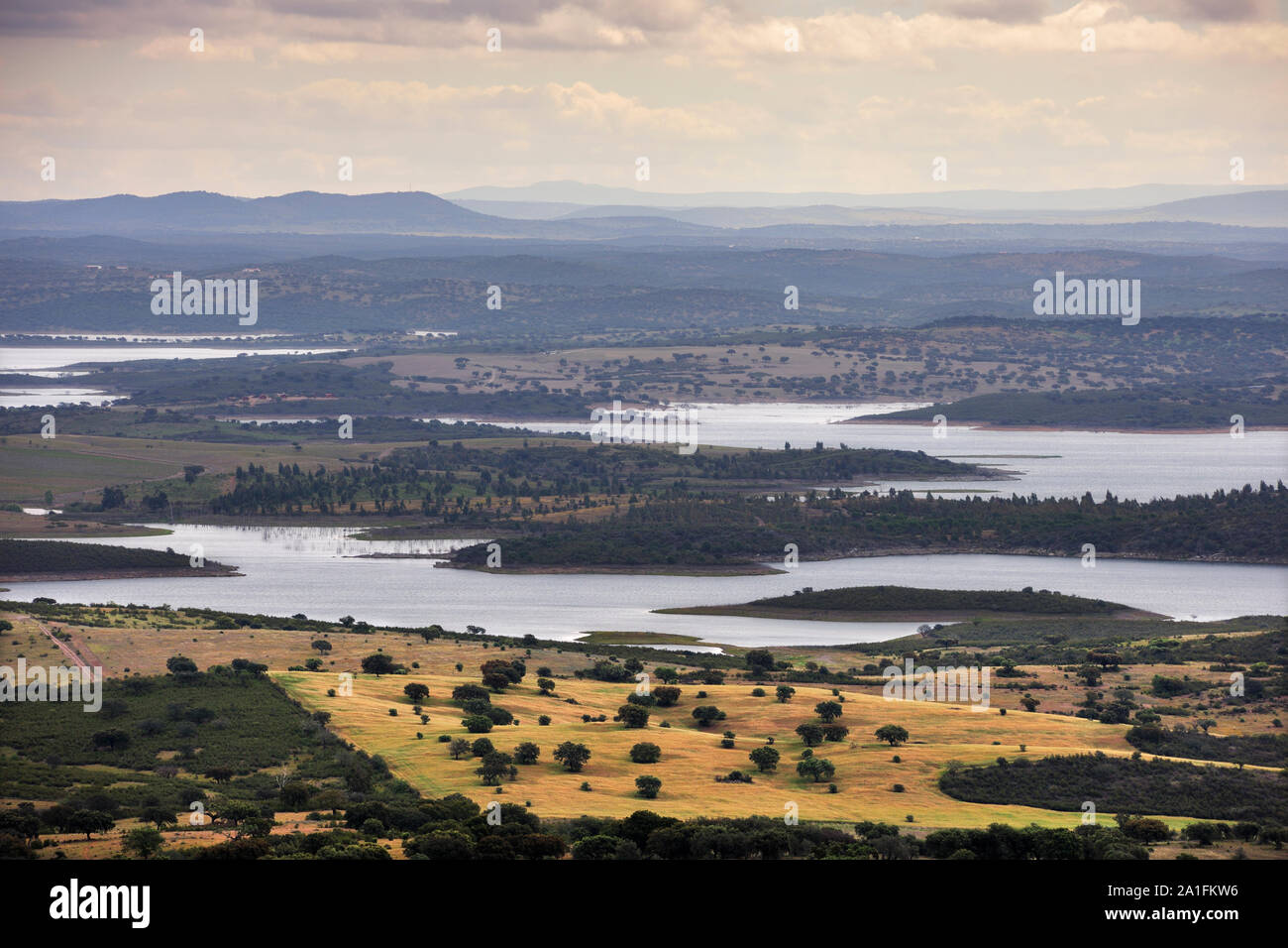 Embalse de Alqueva, el lago artificial más grande de Europa Occidental. Alentejo, Portugal Foto de stock