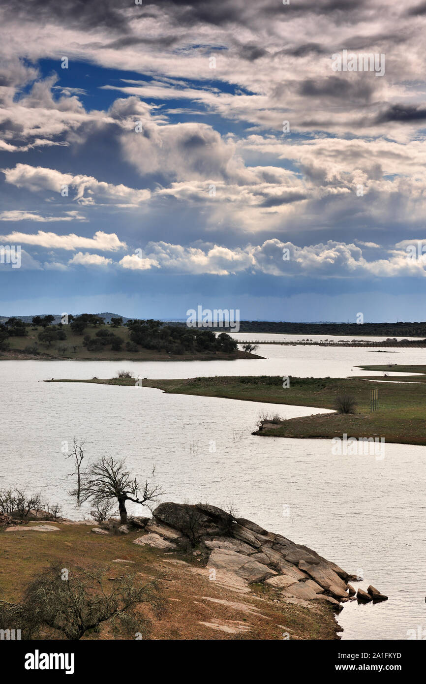 Embalse de Alqueva, el lago artificial más grande de Europa Occidental. Alentejo, Portugal Foto de stock