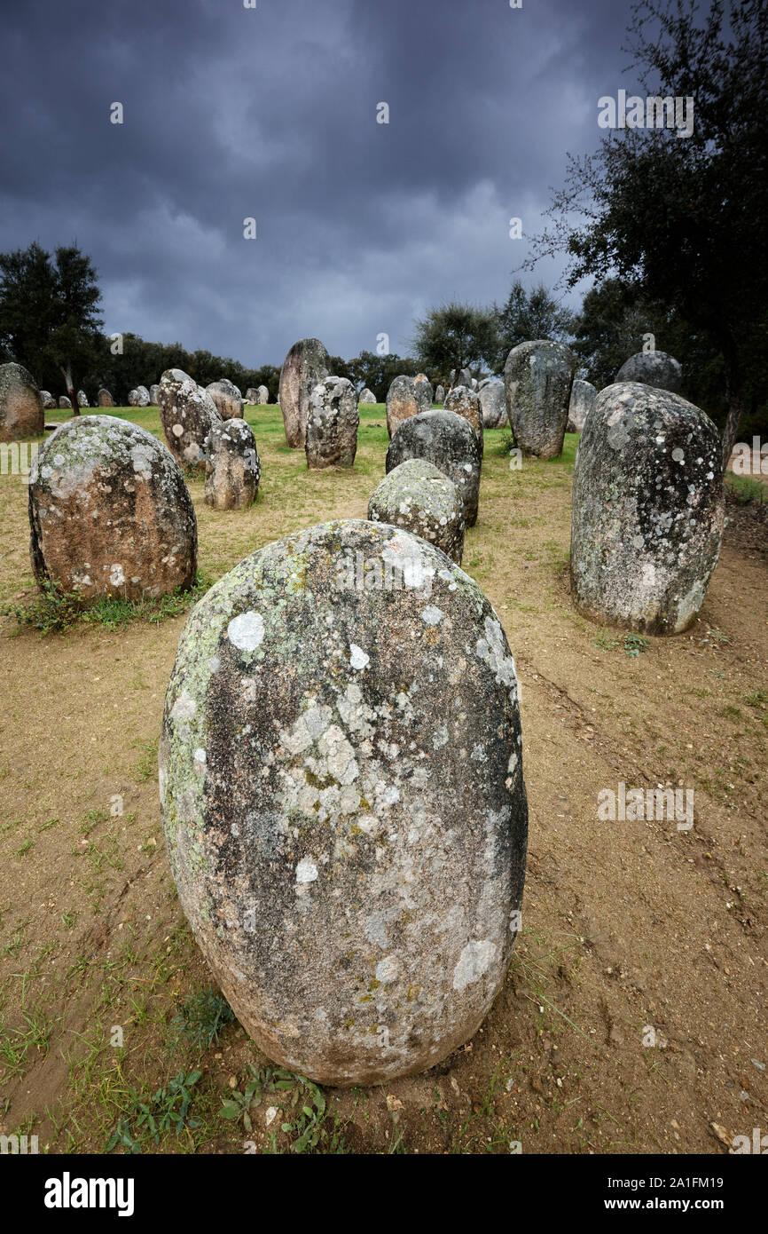 Almendres cromlech, un monumento prehistórico de 8000 años de antigüedad. Évora, Portugal Foto de stock